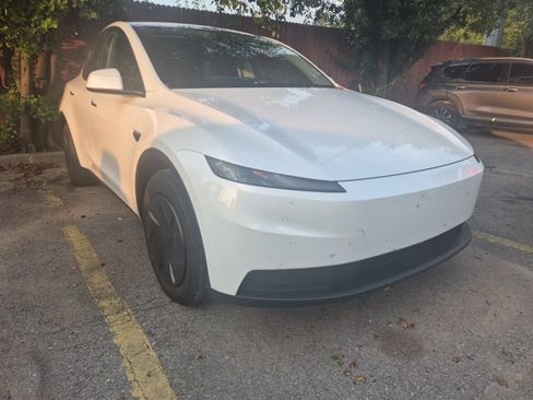 Used 2026 Tesla Model Y AWD image 17