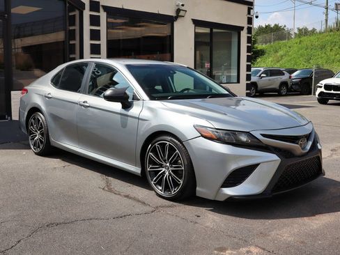 Used 2020 Toyota Camry LE FWD image 4