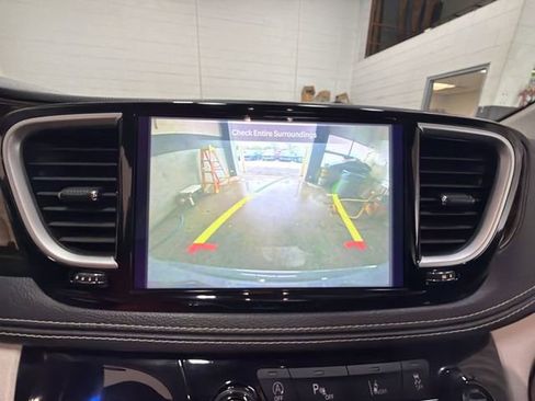 Used 2023 Chrysler Pacifica Limited FWD image 17