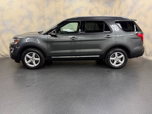 Used 2017 Ford Explorer XLT w/ Equipment Group 202A AWD/4WD image 3