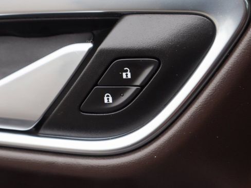 Used 2022 Chevrolet Suburban Z71 w/ Luxury Package image 17