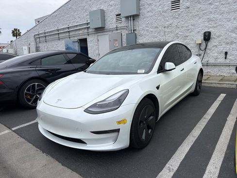 Used 2021 Tesla Model 3 Standard Range Plus image 1