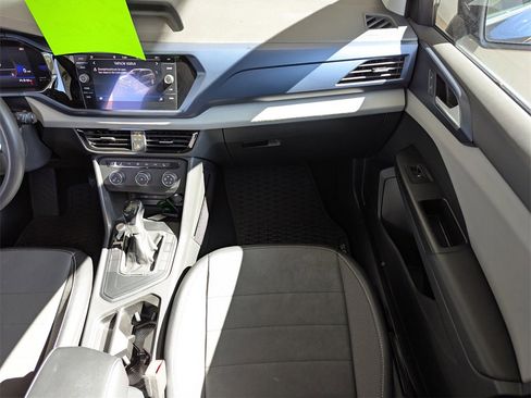 Certified 2022 Volkswagen Taos SE w/ Panoramic Sunroof Package image 16