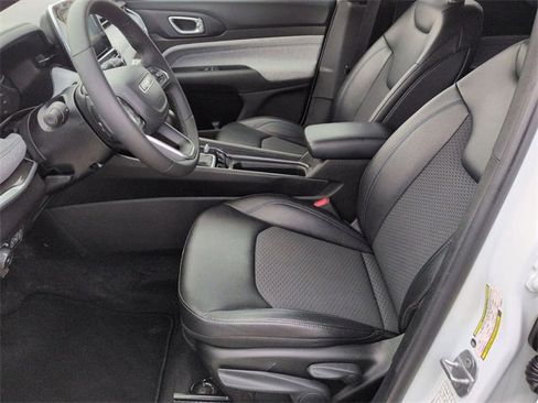 Certified 2025 Jeep Compass Latitude image 12