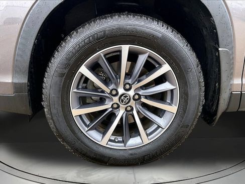 Used 2019 Toyota Highlander XLE AWD/4WD image 36