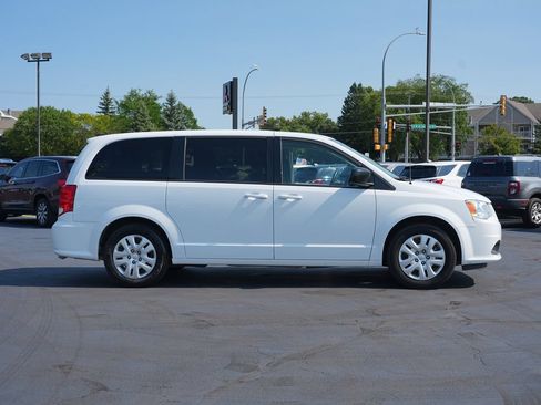 Used 2018 Dodge Grand Caravan SE w/ UConnect Hands-Free Group FWD image 2
