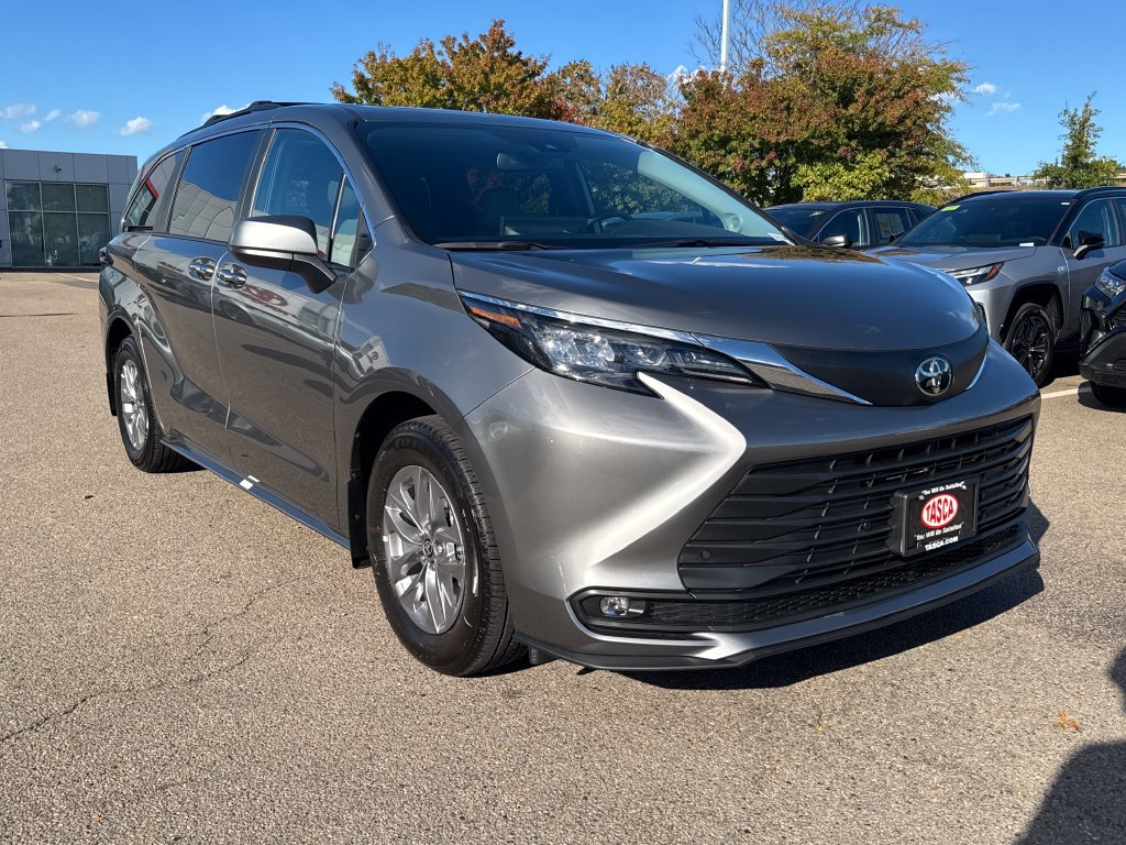 Used 2026 Toyota Sienna XLE AWD/4WD image 9