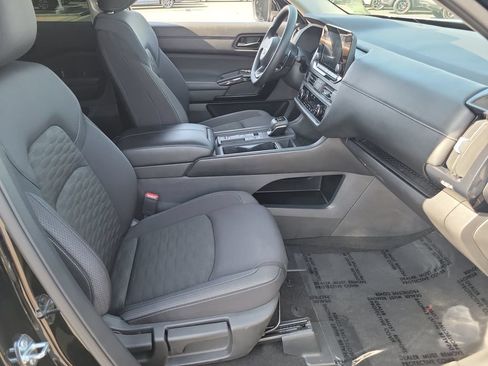 Used 2025 Nissan Pathfinder S FWD image 19