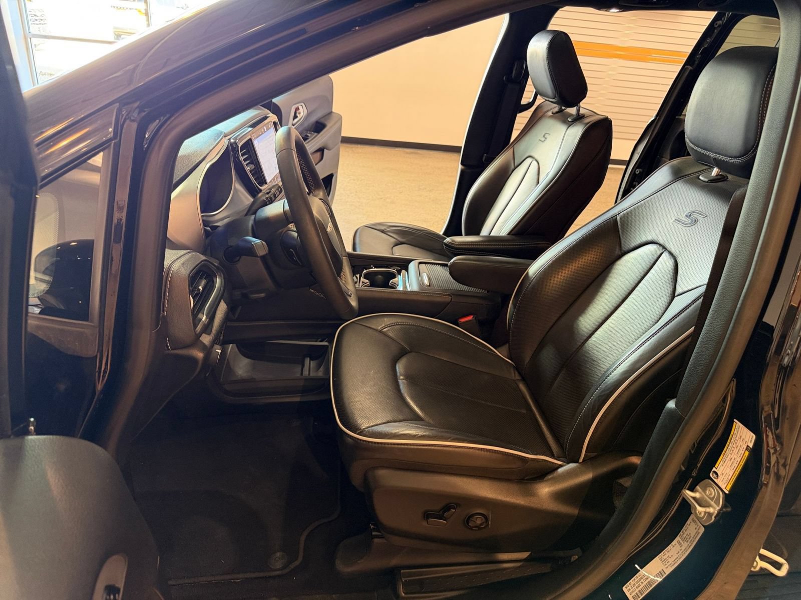 Used 2025 Chrysler Pacifica Limited FWD image 28