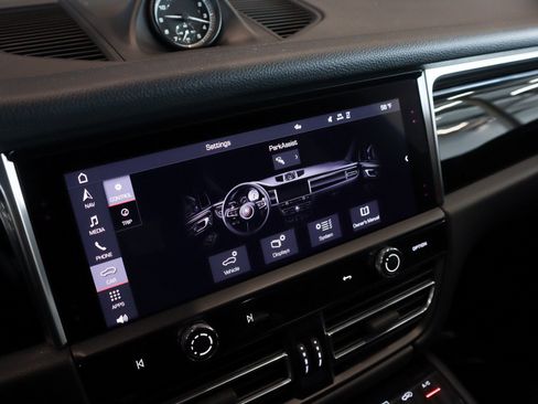 Certified 2024 Porsche Macan image 20