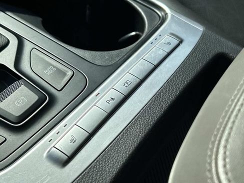 Used 2025 Kia Carnival FWD image 29