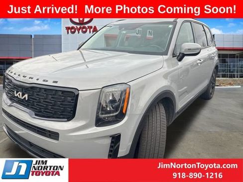Used 2022 Kia Telluride EX w/ EX Premium Package image 3