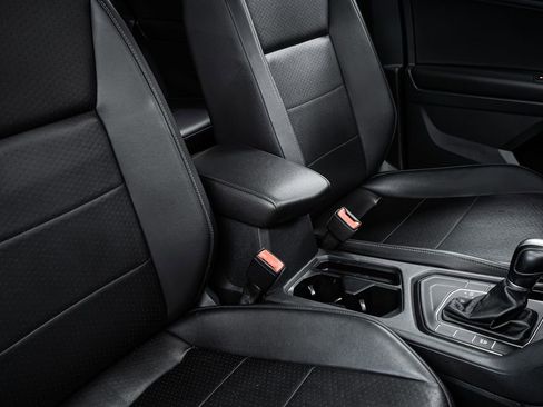 Used 2018 Volkswagen Tiguan SEL FWD image 29