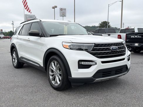 Used 2023 Ford Explorer XLT w/ Equipment Group 202A RWD image 4