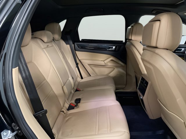 Used 2023 Porsche Cayenne AWD/4WD image 23