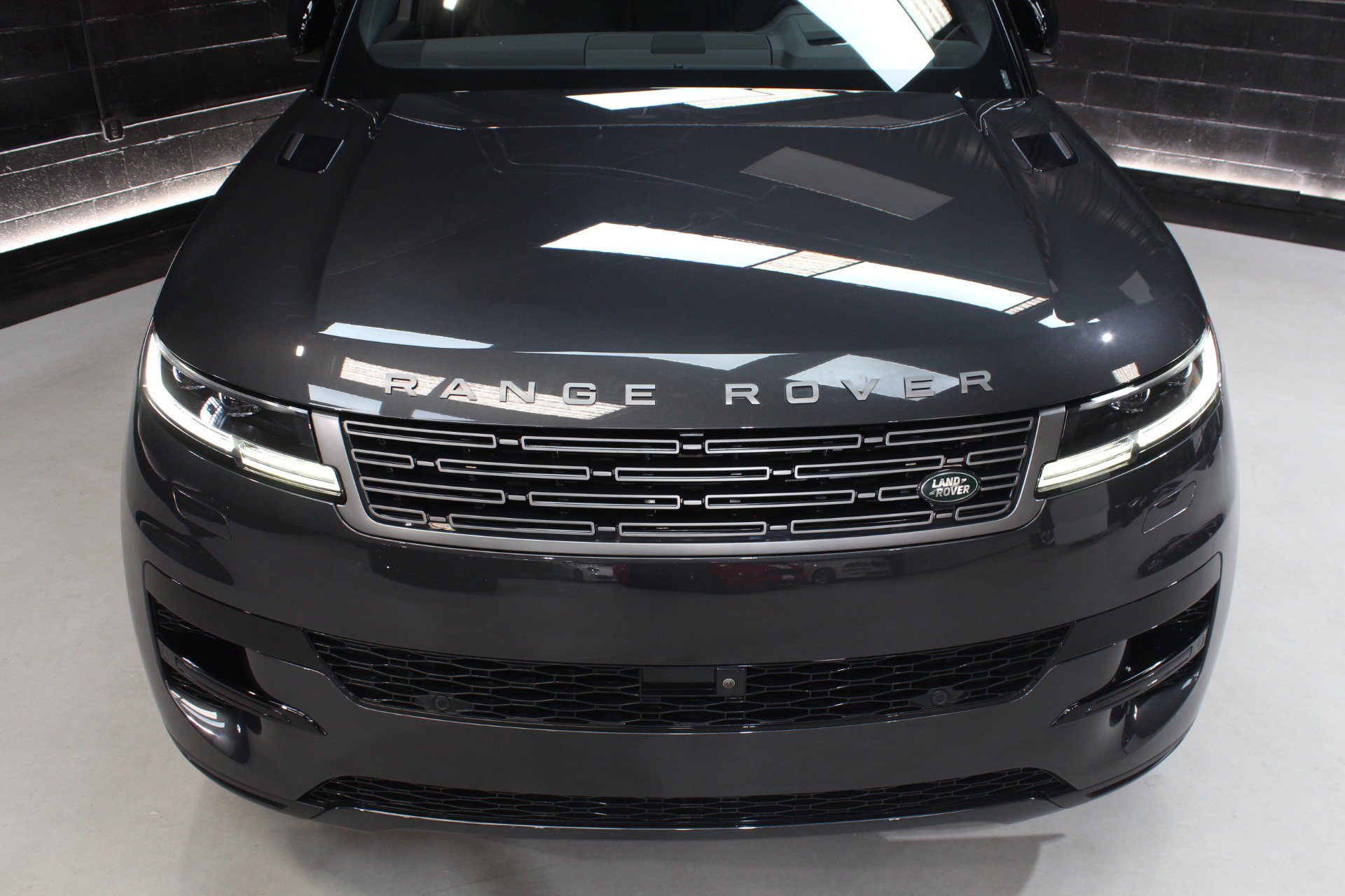 Used 2025 Land Rover Range Rover Sport SE AWD/4WD image 8