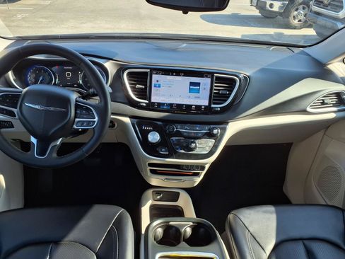 Used 2024 Chrysler Pacifica Touring-L FWD image 4