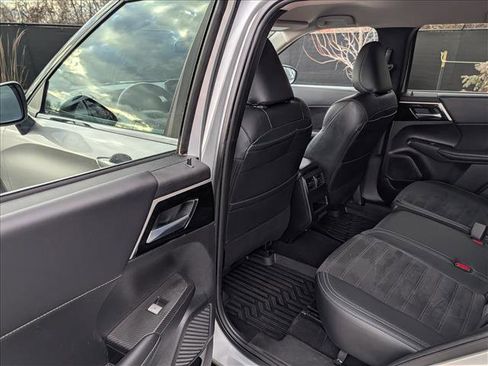 Used 2024 Mitsubishi Outlander SE image 24