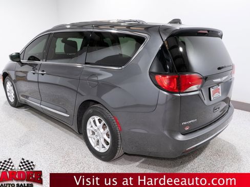 Used 2020 Chrysler Pacifica Touring-L image 3