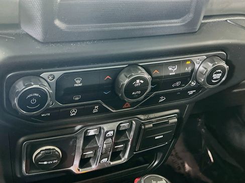 Used 2018 Jeep Wrangler Unlimited Sahara w/ Dual Top Group AWD/4WD image 15