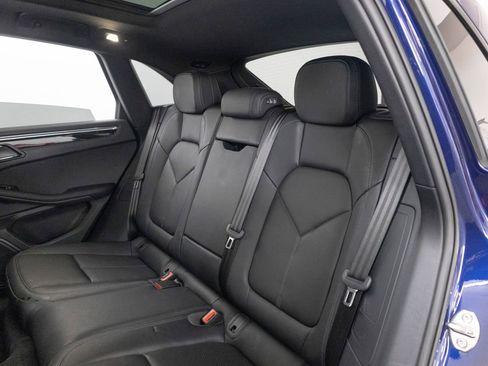 Certified 2025 Porsche Macan AWD/4WD image 28
