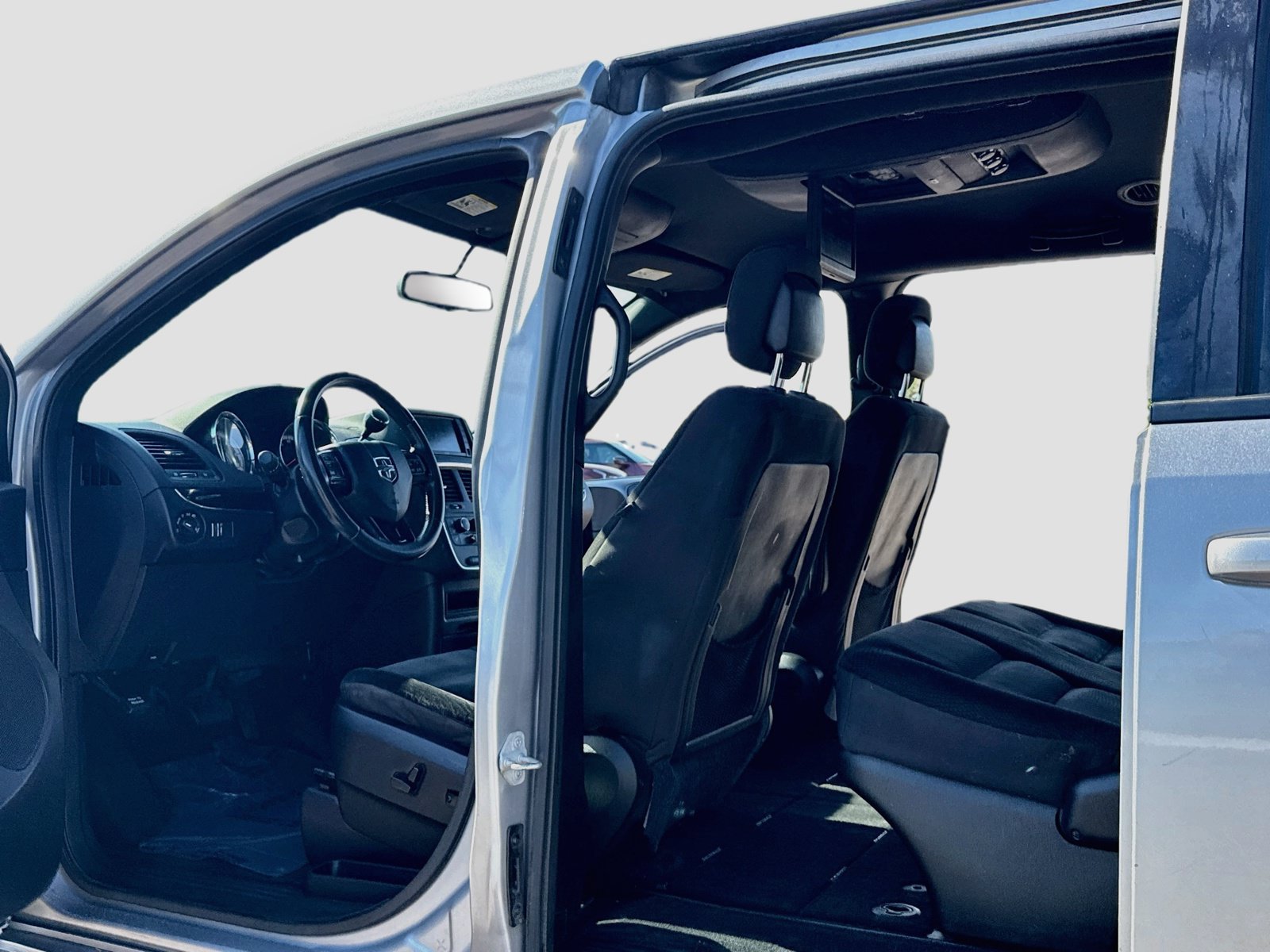 Used 2018 Dodge Grand Caravan SE FWD image 19