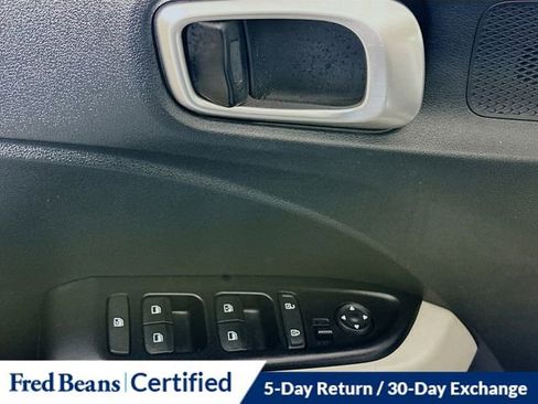 Certified 2023 Hyundai Venue SEL image 19