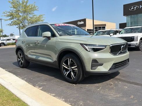 Used 2024 Volvo XC40 B5 Core AWD/4WD image 2