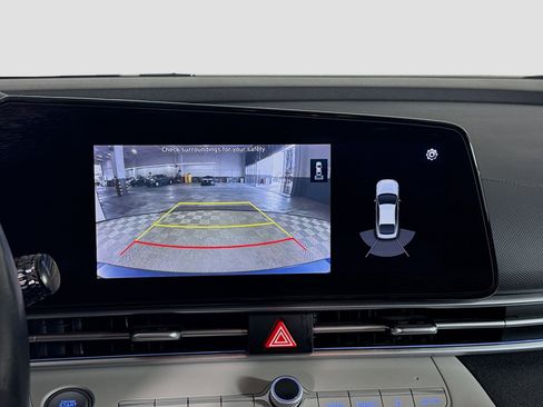 Used 2021 Hyundai Elantra Limited image 19