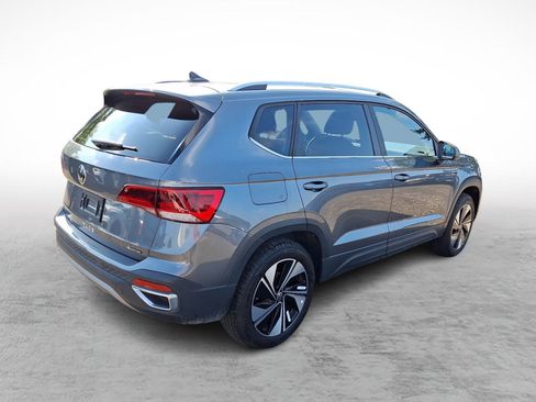 Used 2024 Volkswagen Taos SE w/ Panoramic Sunroof Package AWD/4WD image 5