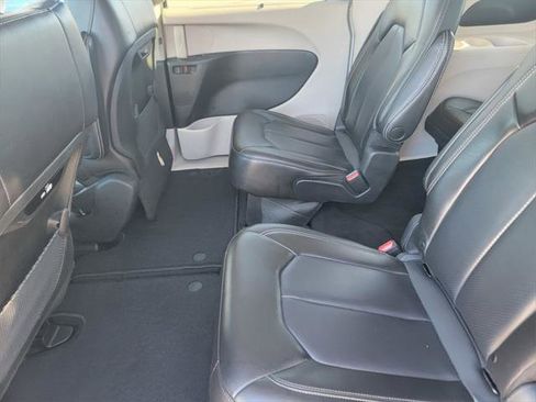 Certified 2023 Chrysler Pacifica Touring-L image 15