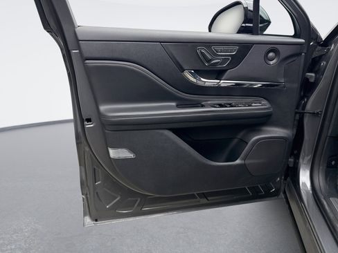 Used 2022 Lincoln Corsair Reserve w/ Equipment Group 201A image 9