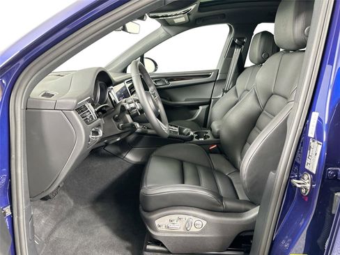Certified 2025 Porsche Macan AWD/4WD image 5