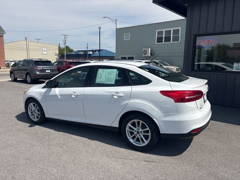 Used 2017 Ford Focus SE FWD image 2