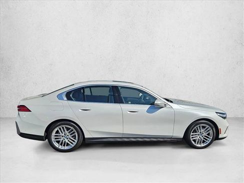 Used 2024 BMW 530i w/ Convenience Package RWD image 4