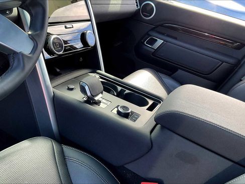Used 2025 Land Rover Discovery S image 20