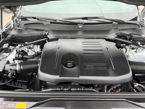 Used 2024 Land Rover Discovery Metropolitan Edition image 27