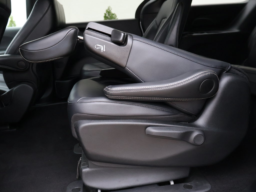 Used 2024 Chrysler Pacifica Limited FWD image 10