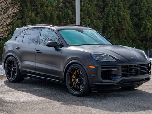 Certified 2025 Porsche Cayenne Turbo image 9