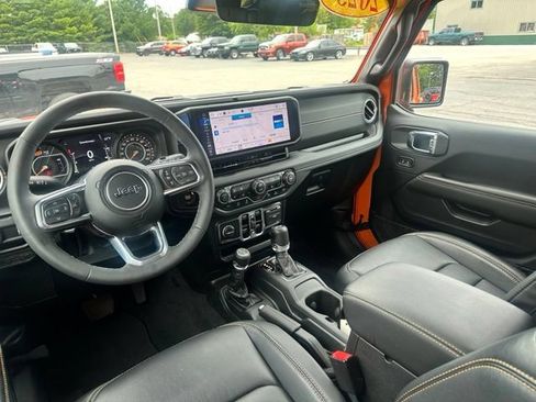 Used 2025 Jeep Wrangler Unlimited Sahara AWD/4WD image 20