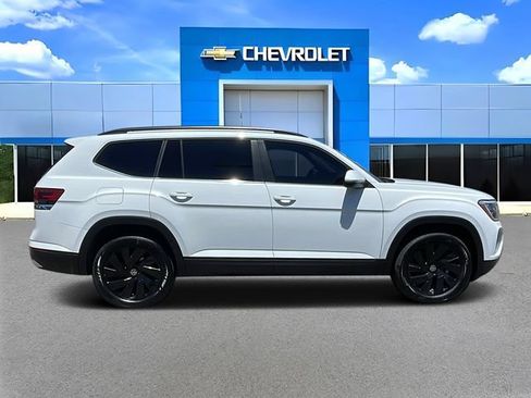 Used 2024 Volkswagen Atlas SE w/ Black Wheel Package FWD image 2