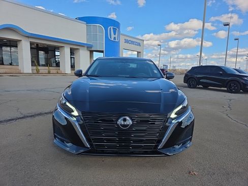 Used 2024 Nissan Altima 2.5 SV image 2