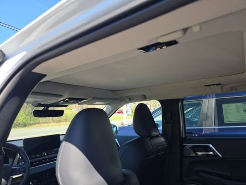 New 2026 Mitsubishi Outlander SE image 13