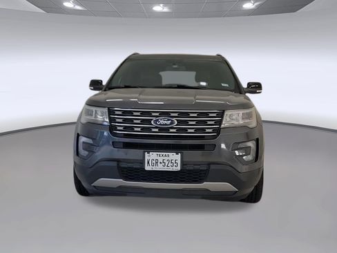 Used 2017 Ford Explorer XLT w/ Equipment Group 202A FWD image 4