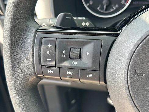 Used 2023 Nissan Rogue SV image 16