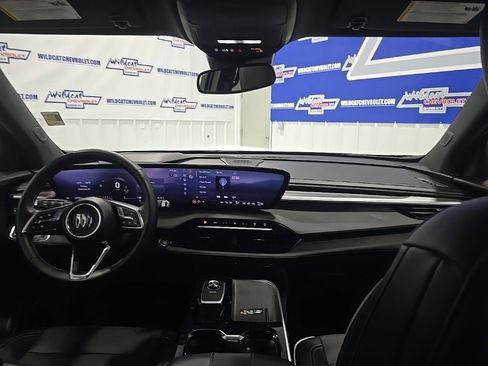 Used 2025 Buick Enclave Preferred image 27