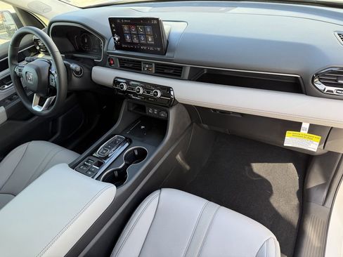 New 2025 Honda Pilot Touring image 12