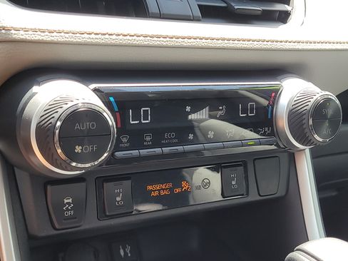 Used 2019 Toyota RAV4 XLE w/ Convenience Package FWD image 27
