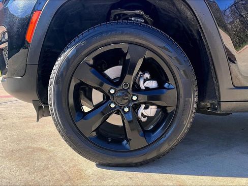 Used 2024 Jeep Grand Cherokee Limited w/ Black Appearance Package image 11