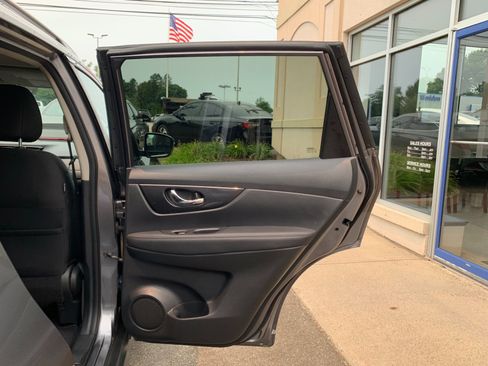 Used 2018 Nissan Rogue SV AWD/4WD image 32